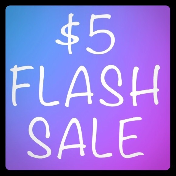 Tops - 🎉 $5 CLOSET CLEAR OUT SALE 🎉